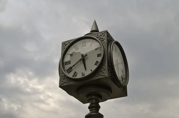 Большая улица Часы на размытом небе — стоковое фото