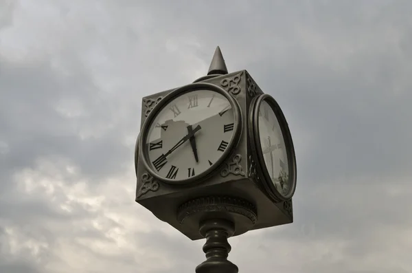 Große Straßenuhr am verschwommenen Himmel — Stockfoto