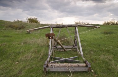 Dramatik bulutlar ve eski bir kamp