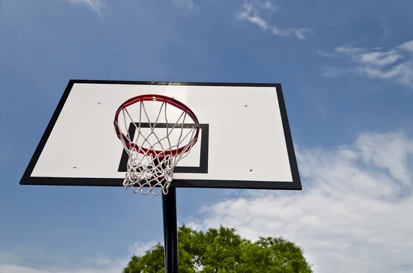 Basket styrelsen på himmel bakgrund — Stockfoto