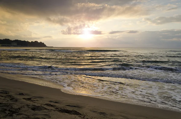 Stralende zee strand zonsopgang — Stockfoto
