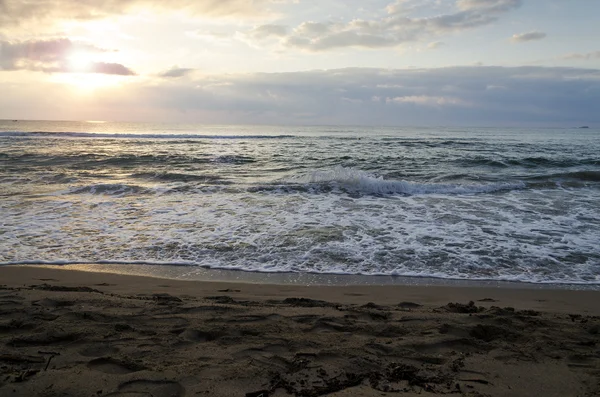 Zářící moře pláže sunrise — Stock fotografie