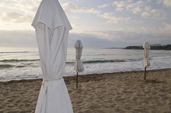 Guarda-chuva de praia na costa deserta — Fotografia de Stock