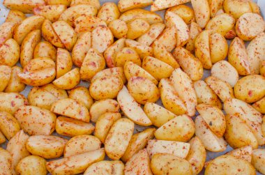 Fırın tepsisinde çiğ patates..