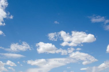 Mavi gökyüzünde beyaz bulutlar. Arkaplan.