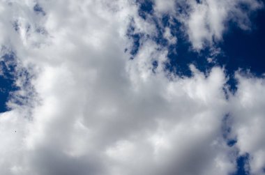 Mavi gökyüzünde beyaz bulutlar. Arkaplan.