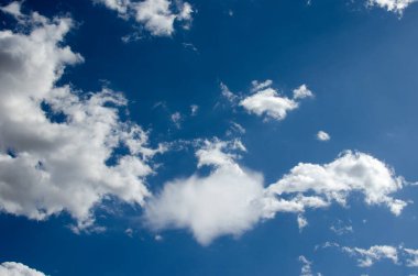 Mavi gökyüzünde beyaz bulutlar. Arkaplan.