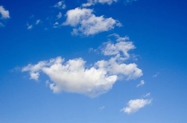 Mavi gökyüzünde beyaz bulutlar. Arkaplan.