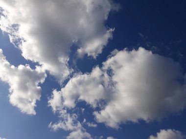 Mavi gökyüzünde beyaz bulutlar. Arkaplan.