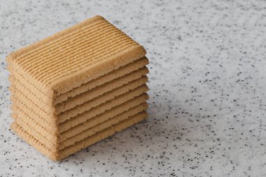 Açık mermer bir üst üzerinde dikdörtgen kurabiyeler. Ev yapımı pişirme..