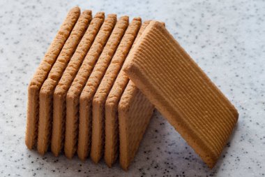 Açık mermer bir üst üzerinde dikdörtgen kurabiyeler. Ev yapımı pişirme..