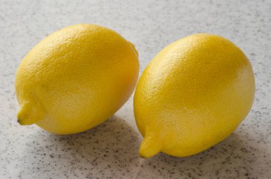 Açık mermer tezgahta güzel sarı bir limon.