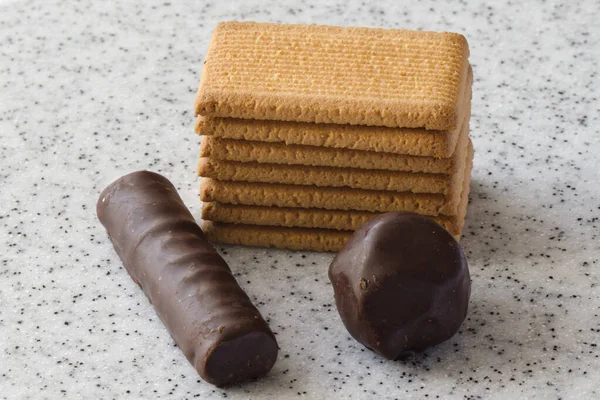 Biscoitos Retangulares Biscoitos Chocolates Tampo Mármore Leve — Fotografia de Stock