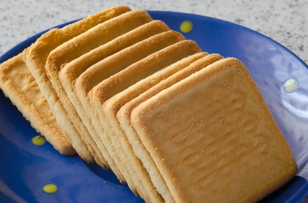 Вкусное Печенье Синей Тарелке Мраморной Верхушке — стоковое фото