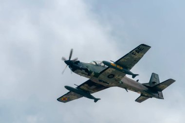 Ekvador Hava Kuvvetleri 'ne (FAE) ait bir Embraer Super Tucano (A-29), kamuflajını göstermektedir. Bu çift motorlu hafif saldırı uçağı Latin Amerika 'daki ulusal savunma ve hava gözetimini simgeliyor..