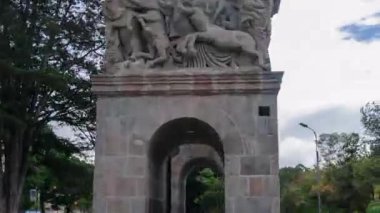 Quito 'daki bulutlu gökyüzünün altında Circasiana Yayı' nın hipervanesi.