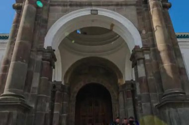 Quito, Ekvador 'daki Metropolitan Katedrali' nin merdivenleri ve kemerleri arasında hız kaybı.