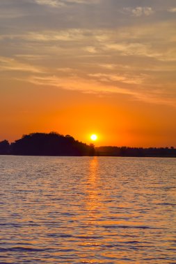 Nehirde gün doğumu