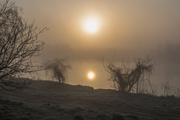 восход солнца над рекой