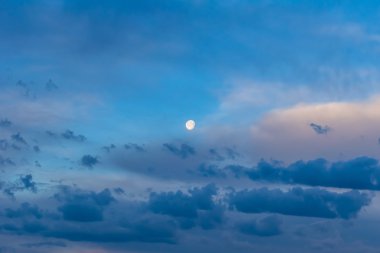 Gizemli bulutlu sabah