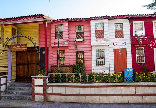 Maisons colorées dans la rue — Photo