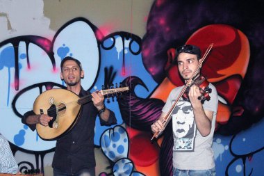 Üç sokak müzisyenleri sokaklarda performans