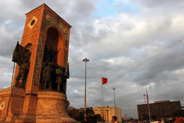 Cumhuriyet Aniti placu Taksim Istanbul (pomnik z Republiki) — Zdjęcie stockowe