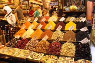Çarşı dükkanında baharat