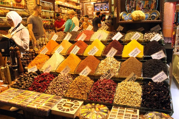 Çarşı dükkanında baharat