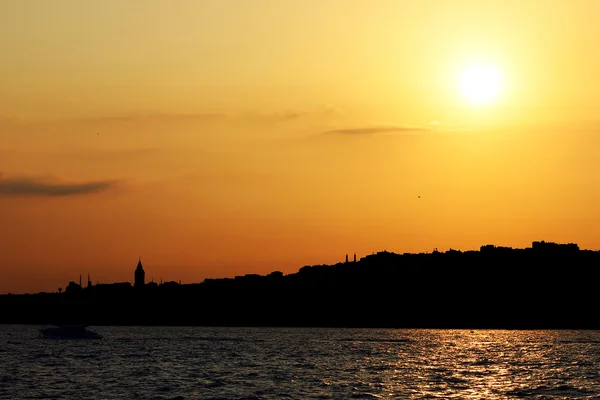 Tramonto sul Bosforo. Galata Tower sagome in lontananza — Foto Stock