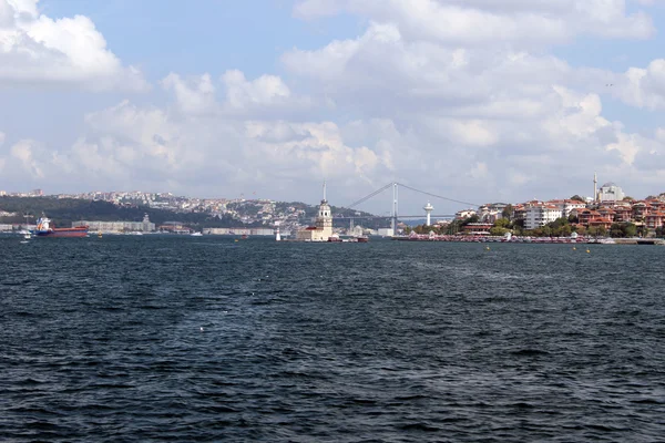 Maiden Tower i Bosfor Bridge w Istanbul Turcja — Zdjęcie stockowe