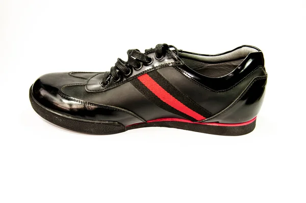 Buty męskie czarne z czerwonym paskiem — Zdjęcie stockowe