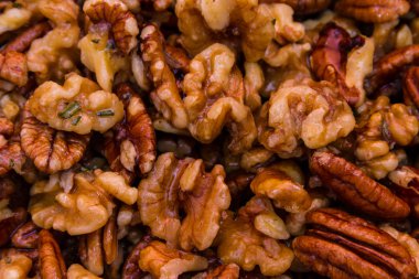 Ro önce tereyağı sarımsak ve biberiye karışımı karışımı fındık kaplı