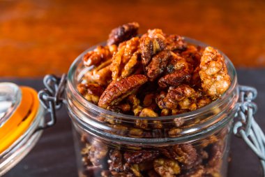 Kase karışık sarımsak ve biberiye kavrulmuş fındık, makro.