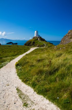 Llanddwyn Island, Anglesey üzerinde beyaz deniz feneri
