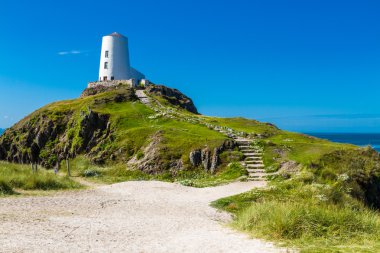 Llanddwyn Island, Anglesey üzerinde beyaz deniz feneri