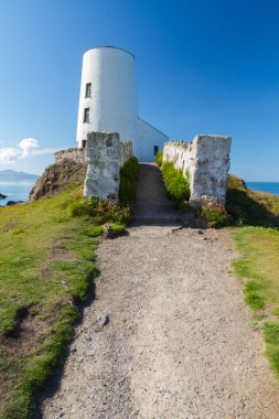 Llanddwyn Island, Anglesey üzerinde beyaz deniz feneri