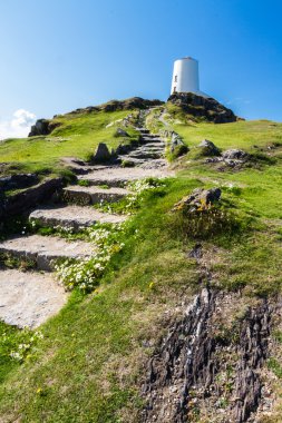 Llanddwyn Island, Anglesey üzerinde beyaz deniz feneri