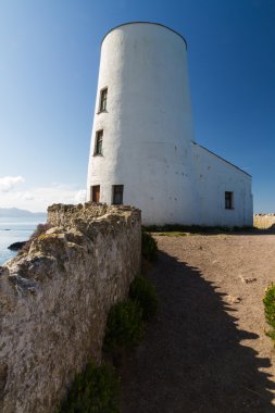 Llanddwyn Island, Anglesey üzerinde beyaz deniz feneri