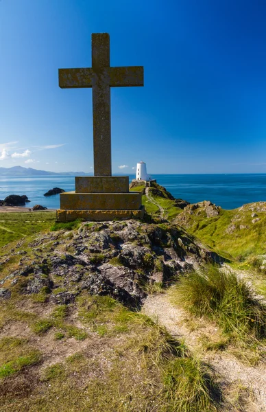 Σταυρό και το φάρο στο Llanddwyn νησί Anglesey — Φωτογραφία Αρχείου