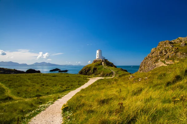 Llanddwyn Island, Anglesey üzerinde beyaz deniz feneri