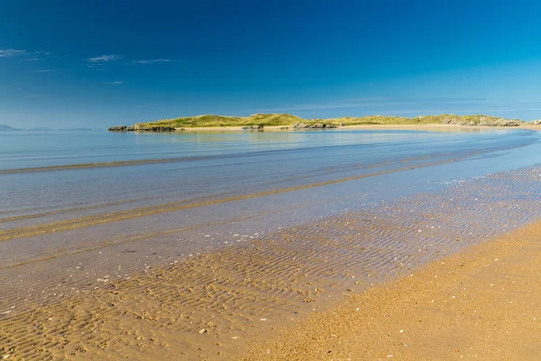 Isola di Llanddwyn, vista dalla spiaggia, Anglesey — Foto Stock