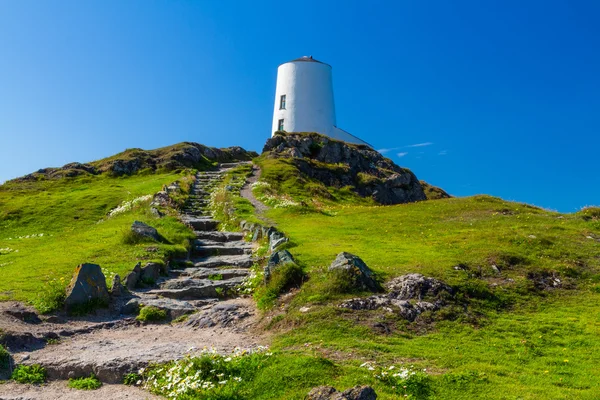 Белый маяк на острове Лландвин, Англси — стоковое фото