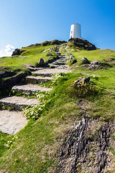 Faro blanco en Llanddwyn Island, Anglesey — Foto de Stock