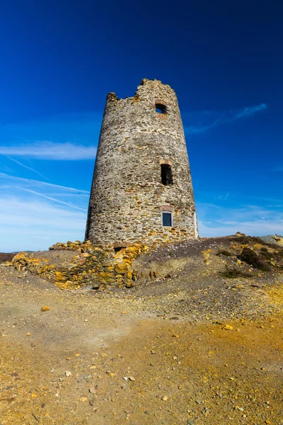 Moulin à vent en ruine sur la montagne Parys — Photo