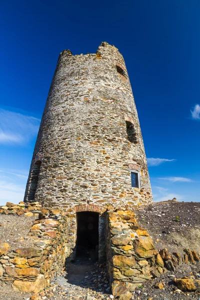 Molino de viento en ruinas en la montaña Parys —  Fotos de Stock