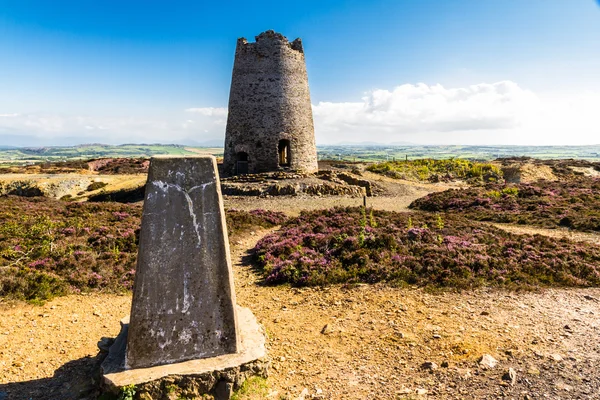 Punto de trigonometría con molino de viento abandonado, Montaña Parys . — Foto de Stock