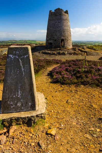 Punto de trigonometría con molino de viento abandonado, Montaña Parys . — Foto de Stock