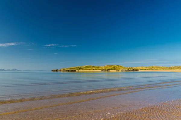 Isola di Llanddwyn, vista dalla spiaggia, Anglesey — Foto Stock