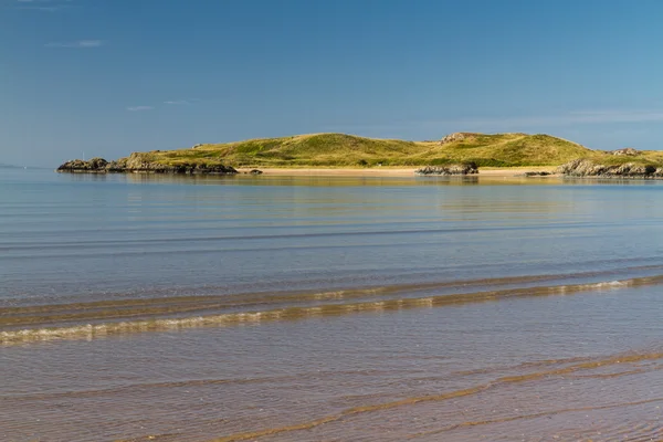 Llanddwyn ostrov, vidět z pláže, Anglesey — Stock fotografie